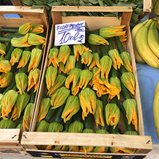 市場のズッキーニの花